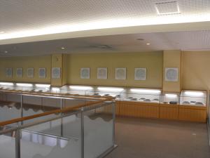 öffentliche Kurozuka Kofun Ausstellungshalle des Kreises Tenri 天理市立黒塚古墳展示館 (in Yanagimoto), Hier Ausstellung der Bronzespiegel auf der ersten Etage.